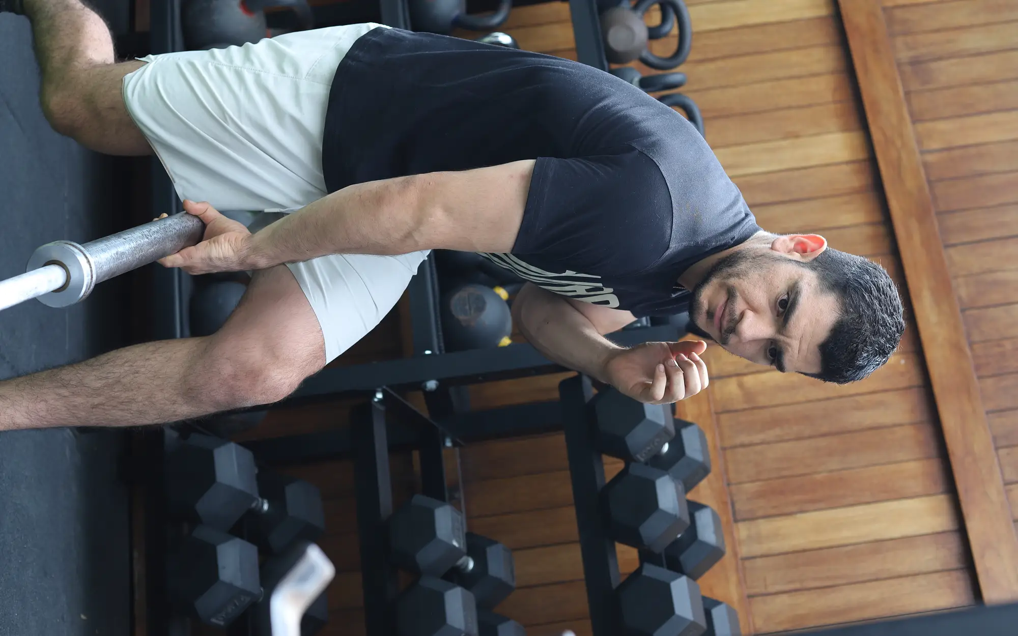 Entrenamiento con mancuernas en la sala de Supra