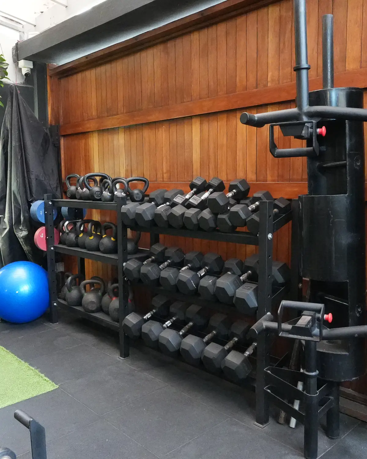 La sala de Supra: mancuernas, pesas rusas y racks